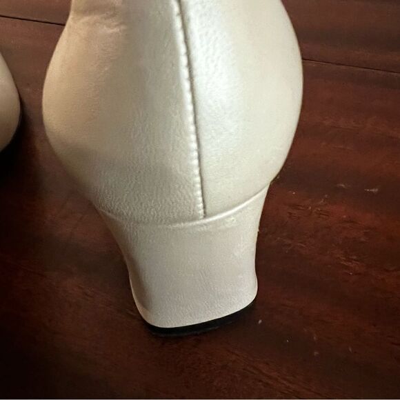 Vaneli Vintage Beige Leather Pumps. 2.5 Inch Stacked Heels. Size 6.5 Narrow - Picture 11 of 12